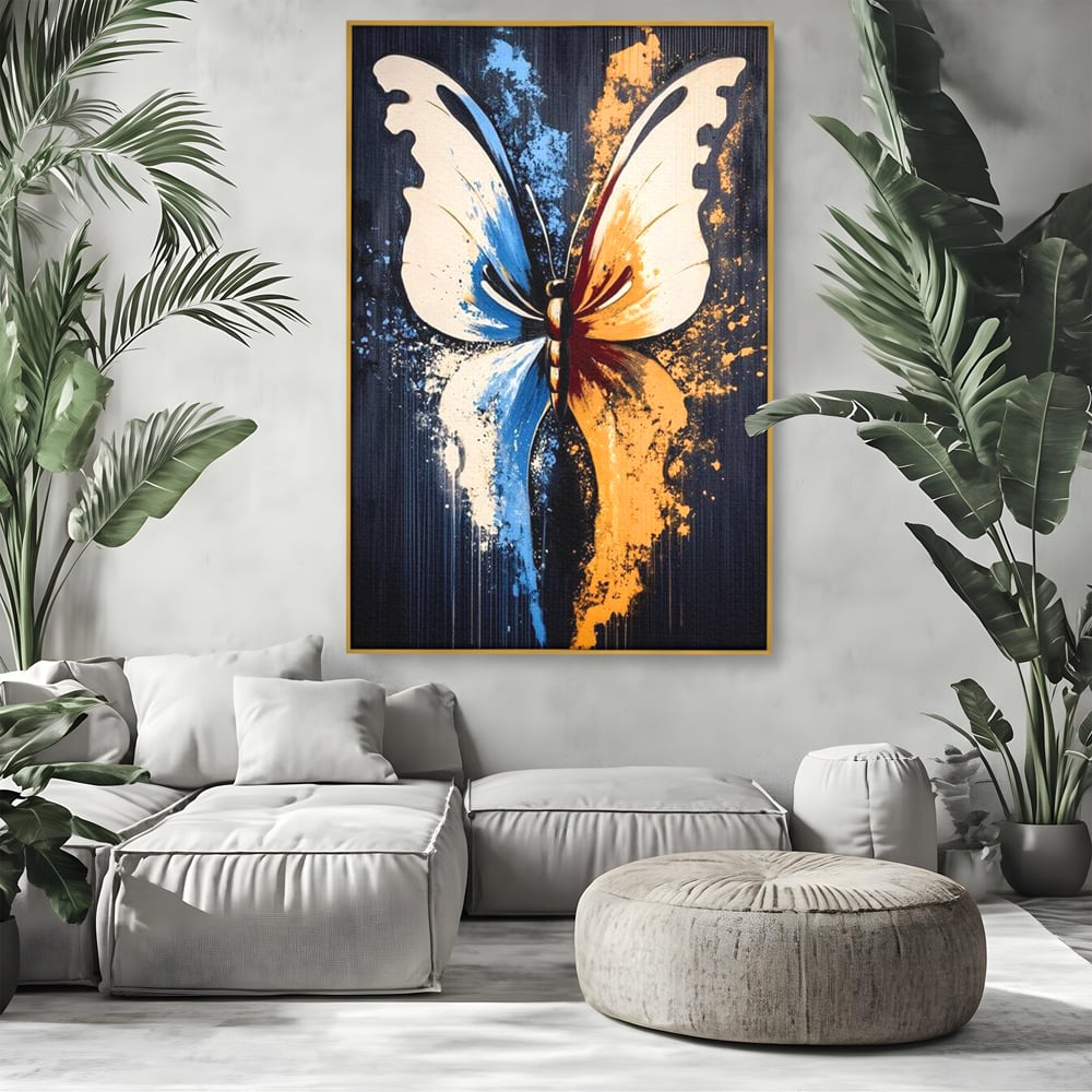 Tablou canvas cu tablou canvas cu fluture simetric, in rama de aluminiu auriu, pe perete intr-un living